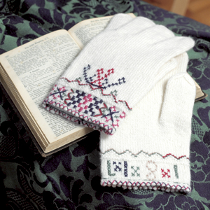 <br><i>Fingerhanskane er kopiert etter brure-hanskar frå Røyrvik. Årstalet 1817 er brodert inn med korssting</i>